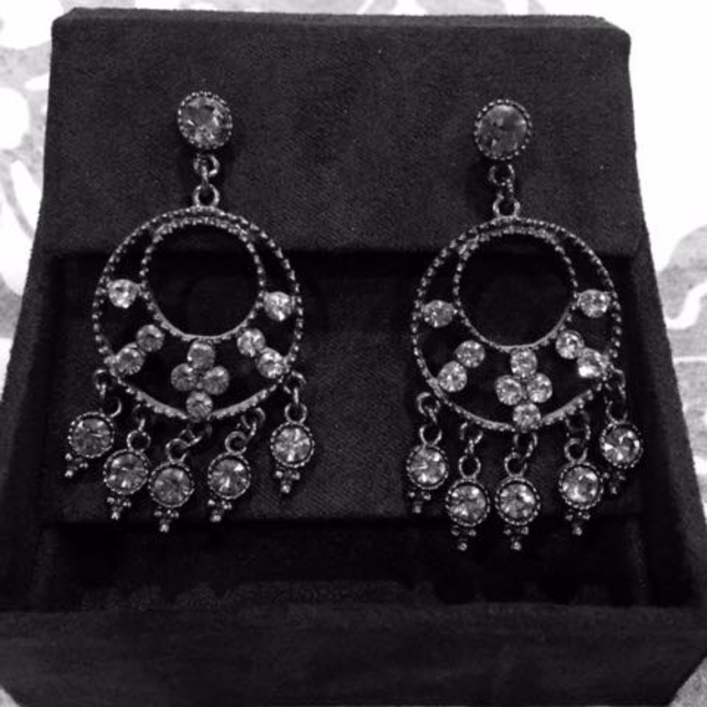 Chandelier earrings with rhinestone in silver tone